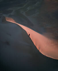 Luftaufnahme einer Erkundungstour bei Sonnenaufgang in den Lancelin Sanddünen, Westaustralien - AAEF07784