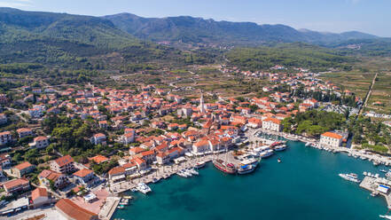 Luftaufnahme der berühmten Stadt Jelsa auf der Insel Hvar in Dalmatien, Kroatien. - AAEF07793