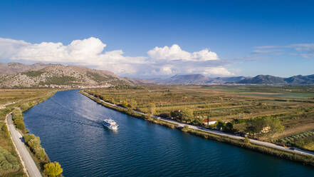 Luftaufnahme der berühmten Flusslandschaft der Neretva und eines Bootes auf ihr in der Nähe der Stadt Ploce in Dalmatien, Kroatien. - AAEF07801