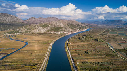 Luftaufnahme der berühmten Flusslandschaft der Neretva in der Nähe der Stadt Ploce in Dalmatien, Kroatien. - AAEF07802