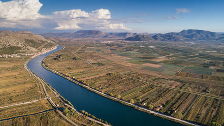 Luftaufnahme der berühmten Flusslandschaft der Neretva in der Nähe der Stadt Ploce in Dalmatien, Kroatien. - AAEF07804