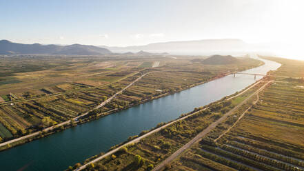 Luftaufnahme der berühmten Flusslandschaft der Neretva in der Nähe der Stadt Ploce in Dalmatien, Kroatien. - AAEF07805