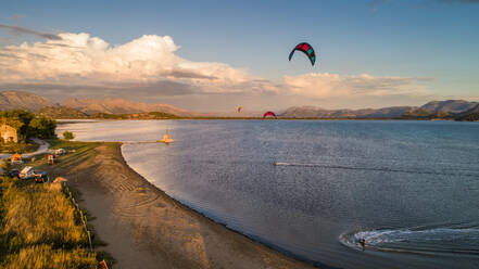 Luftaufnahme des Sonnenuntergangs an der Mündung des Flusses Neretva, einem der besten Orte zum Kitesurfen in Kroatien, in der Nähe der Stadt Ploce in Dalmatien, Kroatien. - AAEF07811