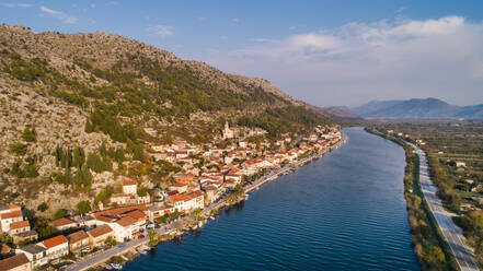 Luftaufnahme der kleinen Stadt Komin im Neretva-Tal, in der Nähe von Opuzen in Dalmatien, Kroatien. - AAEF07816