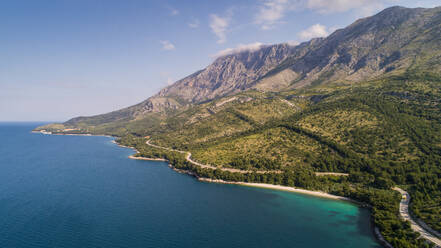 Luftaufnahme des Strandes und des Berges Biokovo in der Nähe von Drvenik in Dalmatien, Kroatien. - AAEF07832