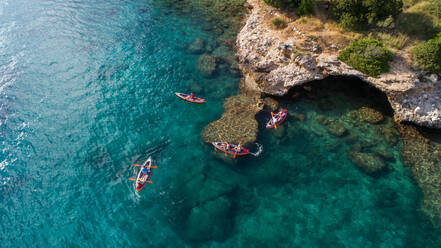 Luftaufnahme von Kajakfahrern, die eine Höhle bei Drvenik in Dalmatien, Kroatien, erkunden. - AAEF07834