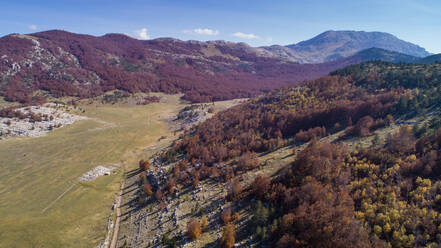 Luftaufnahme der Herbstlandschaft des Dinara-Gebirges, dem höchsten Berg Kroatiens in der Nähe der Stadt Knin in Dalmatien, Kroatien. - AAEF07845