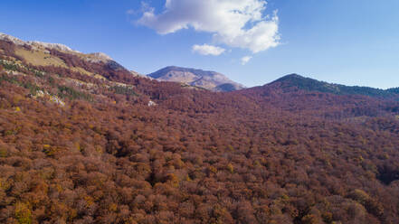 Luftaufnahme der Herbstlandschaft des Dinara-Gebirges, dem höchsten Berg Kroatiens in der Nähe der Stadt Knin in Dalmatien, Kroatien. - AAEF07855