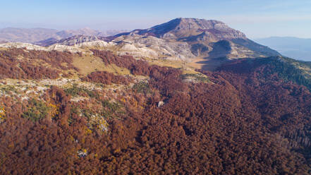 Luftaufnahme der Herbstlandschaft des Dinara-Gebirges, dem höchsten Berg Kroatiens in der Nähe der Stadt Knin in Dalmatien, Kroatien. - AAEF07859