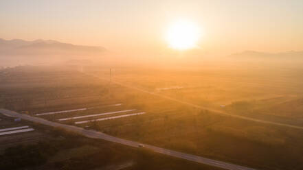 Luftaufnahme eines nebligen Frühlingsmorgens im Neretva-Tal in der Nähe der Stadt Ploce in Dalmatien, Kroatien. - AAEF07867