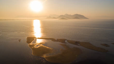 Luftaufnahme eines nebligen Frühlingsmorgens im Neretva-Tal in der Nähe der Stadt Ploce in Dalmatien, Kroatien. - AAEF07871