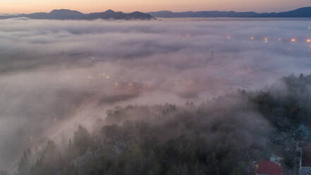 Luftaufnahme eines nebligen Morgens im Neretva-Tal und der Stadt Ploce in Dalmatien, Kroatien. - AAEF07877