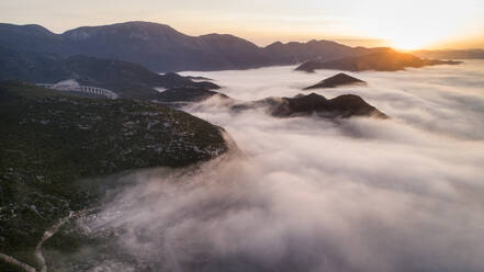 Luftaufnahme eines nebligen Morgens im Neretva-Tal und der Stadt Ploce in Dalmatien, Kroatien. - AAEF07879