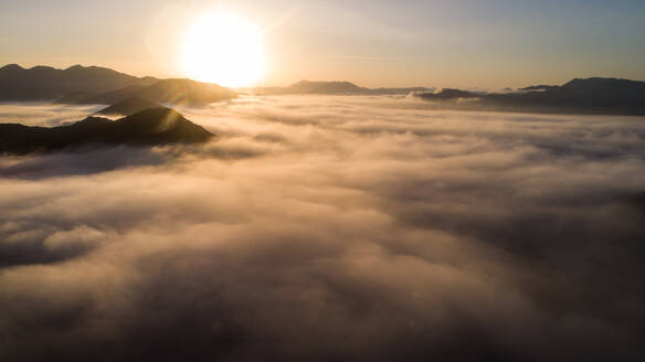 Luftaufnahme eines nebligen Morgens im Neretva-Tal und der Stadt Ploce in Dalmatien, Kroatien. - AAEF07881