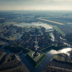 Luftaufnahme von Fort Bourtange, Westerwolde, Groningen, Niederlande mit den Häusern des Dorfes Bourtange - AAEF07890
