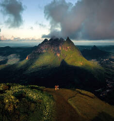 Luftaufnahme des Moka-Gebirges, Bezirk Moka, Mauritius, von oben gesehen auf dem Berg Le Pouce mit einem verliebten Wandererpaar - AAEF07891