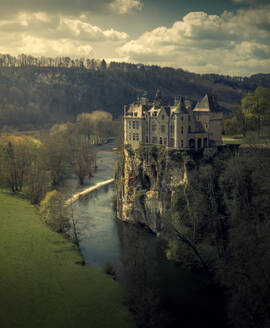 Luftaufnahme von Dréhance, Namen, Belgien mit der Burg Walzin und dem Fluss Lesse - AAEF07893