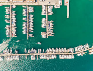 Luftaufnahme von Segelbooten, die im Yachthafen von Trogir, Kroatien, vor Anker liegen. - AAEF07900