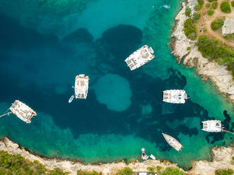 Luftaufnahme von oben von Luxusyachten, die am Ufer der Bucht von Tatinja, Kroatien, vor Anker liegen. - AAEF07902