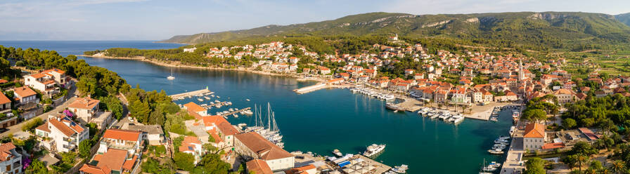 Panoramablick aus der Luft auf das Ufer der Bucht von Jelsa, Kroatien. - AAEF07909