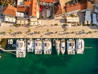 Luftaufnahme von Luxusyachten, die im Yachthafen von Jelsa auf der Insel Hvar, Kroatien, vor Anker liegen. - AAEF07912