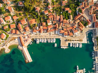 Luftaufnahme von Luxusyachten, die im Yachthafen von Jelsa auf der Insel Hvar, Kroatien, vor Anker liegen. - AAEF07913