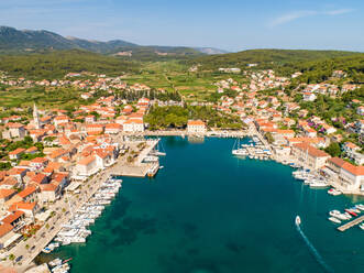 Luftaufnahme des Ufers der Bucht von Jelsa, Insel Hvar, Kroatien. - AAEF07916
