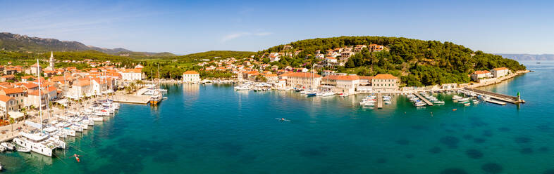 Panoramablick aus der Luft auf das Ufer der Bucht von Jelsa, Insel Hvar, Kroatien. - AAEF07917