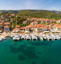 Luftaufnahme von Luxusyachten im Jachthafen von Jelsa im Sommer, Insel Hvar, Kroatien. - AAEF07918