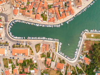 Luftaufnahme von Booten vor Anker in der Bucht von Stari Grad, Kroatien. - AAEF07932