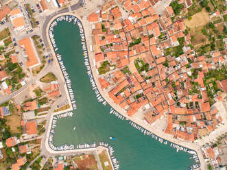 Luftaufnahme von Booten vor Anker in der Bucht von Stari Grad, Kroatien. - AAEF07933