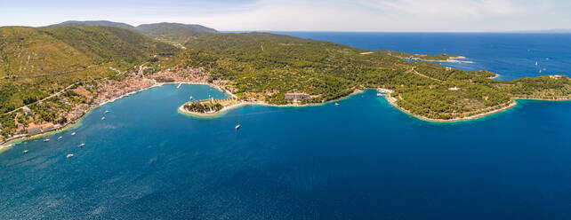 Panoramablick aus der Luft auf die Bucht der Insel Vis, Kroatien. - AAEF07939