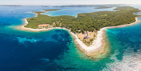 Panoramablick aus der Luft auf die Bucht von Veli Rat an einem Sommertag, Insel Dugi Otok, Kroatien. - AAEF07945