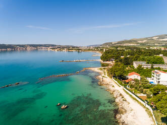 Luftaufnahme der Bucht in Kastel Stafilic, Kroatien, an einem sonnigen Tag. - AAEF07947