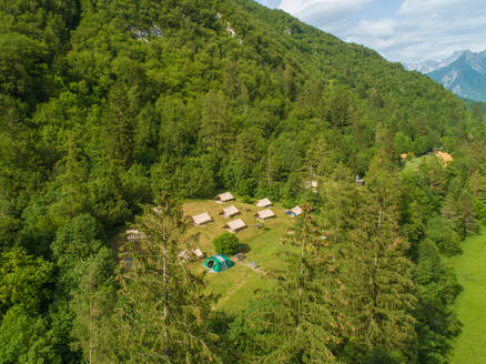 Luftaufnahme von Campinghäusern inmitten des Waldes im Soca-Tal, in der Nähe von Bovec, Slowenien. - AAEF07952