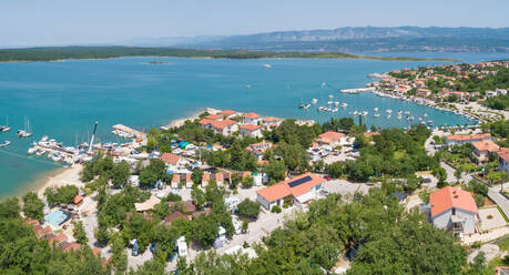 Panorama-Luftaufnahme von Booten und Häusern in der Klimno-Bucht, Insel Krk, Kroatien. - AAEF07958