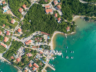 Luftaufnahme von Häusern und Booten am Ufer der Bucht von Klimno, Kroatien. - AAEF07959