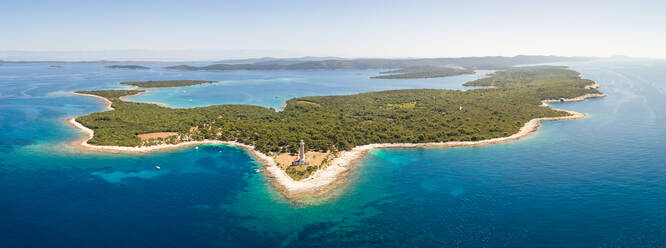 Panoramablick aus der Luft auf die Bucht von Veli Rat an einem Sommertag, Insel Dugi Otok, Kroatien. - AAEF07961