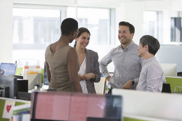 Lächelnde Geschäftsleute im Gespräch, Treffen im Büro - CAIF25314