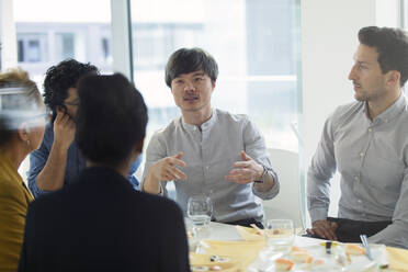 Geschäftsleute treffen sich, essen Sushi zu Mittag im Büro - CAIF25315