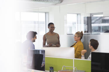 Geschäftsleute im Gespräch, Treffen im Büro - CAIF25331