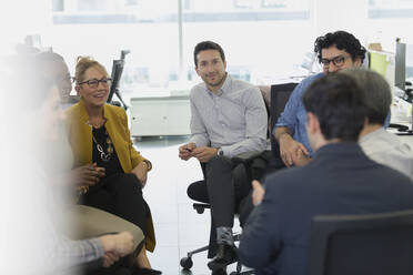 Geschäftsleute treffen sich in einem Kreis im Büro - CAIF25345