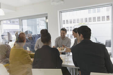 Geschäftsleute beim Sushi-Mittagessen im Konferenzraum - CAIF25351