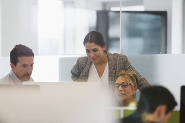 Geschäftsleute treffen sich am Computer im Büro - CAIF25353