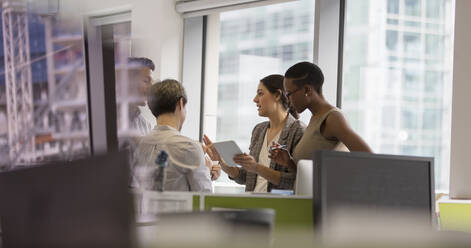 Geschäftsleute mit digitalem Tablet im Gespräch, Besprechung im Büro - CAIF25356