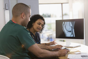 Krankenschwestern besprechen digitales Röntgen in der Klinik - CAIF25463