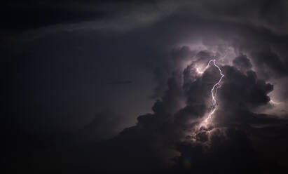 Low Angle View of Lightning gegen bewölkten Himmel in der Abenddämmerung - EYF02047