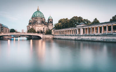 Brücke über die Spree am Berliner Dom gegen den Himmel - EYF02080