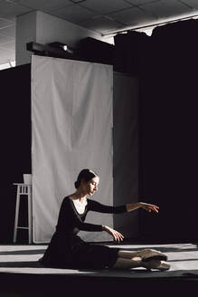 Balletttänzerin auf der Bühne sitzend - EYF02222