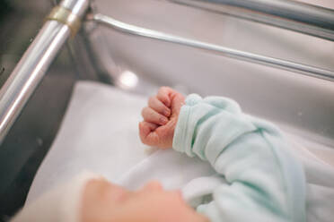 Baby Mädchen in Krippe im Krankenhaus - EYF02223